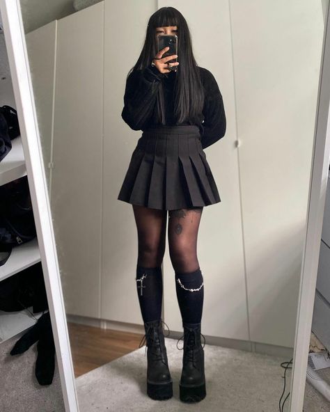 Black Pleated Skirt Outfit Aesthetic, Pleated Skirt Outfit Aesthetic, Tennis Skirt Outfit Winter, Black Tennis Skirt Outfit, Black Pleated Skirt Outfit, Pleated Skirt Winter, All Black Outfit Ideas, Black Outfit Ideas, E Girl Style