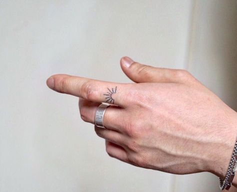 55 Totally Inspiring Ideas For Sun Tattoo Design Sun Finger Tattoo, Tiny Sun Tattoo, Small Key Tattoos, Hand Tatts, Body Flow, Tattoo Sun, Side Hand Tattoos, Wrist Tattoo Cover Up, Tattoo Finger