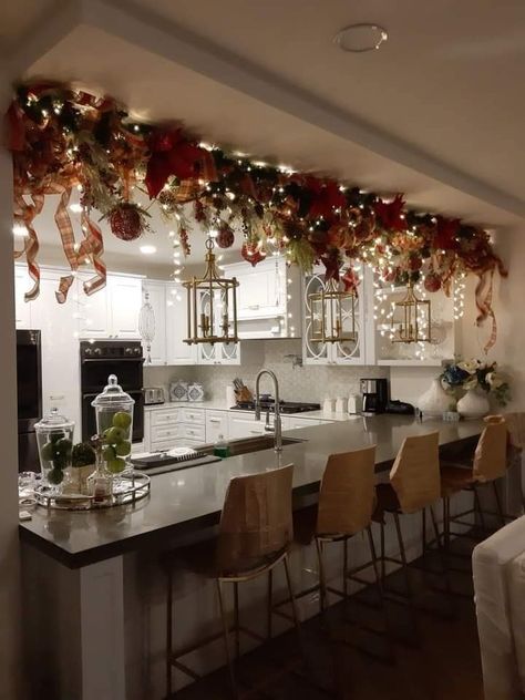 Christmas Lights On House Interior, Christmas Decoration Themes For Home, Decoracion Escaleras Navidad Ideas, Chrismast Decoration Diy, Christmas Decor Ideas For Living Room Traditional, Ideas Para Navidad 2022, Ceiling Christmas Decor, Christmas Themes Ideas For Home, Chrismast Decoration Ideas