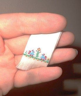 how to: miniature needlepoint on voile towel Mouse Mansion, Miniature Needlepoint, Miniature Sewing, Miniature Knitting, Dollhouse Tutorials, Miniature Embroidery, Dollhouse Miniature Tutorials, Mini Doll House, Dollhouse Projects