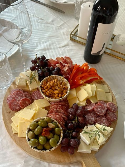 Party Food Classy, Tapas Serving Ideas, Pate Starter Presentation, Italian Food Ideas For Party, Italian Platter Ideas, Fancy Charcuterie Board Aesthetic, Party Food Platters Dinners, Cold Finger Food Ideas, Snack Party Ideas