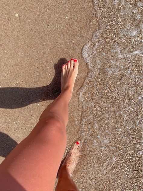 Beach Legs Pic Aesthetic, Pic Aesthetic, Muscular Legs, Aesthetic Galaxy, Beach Pic, Story Insta, Products Photography, Beauty Products Photography, Pretty Legs