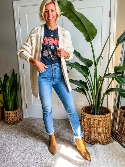 Tshirt Jeans Cardigan Outfit, Tee Shirt Outfit, Elevate Your Outfit, Grafic Tees, Cardigan Outfit, The Jeans, Chunky Cardigan, Cardigan Outfits, Blue Cardigan