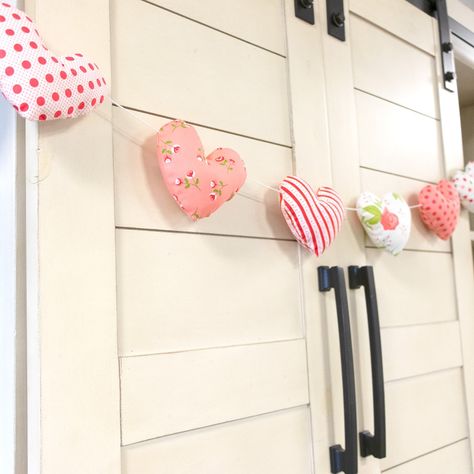 DIY Heart Banner - The Jolly Jabber Quilting Blog Diy Heart Garland Fabric, Diy Felt Heart Garland, Quilted Valentine Projects, Diy Heart Garland, Cloth Banners, Valentine Banner, Diy Heart, Heart Banner, Felt Banner