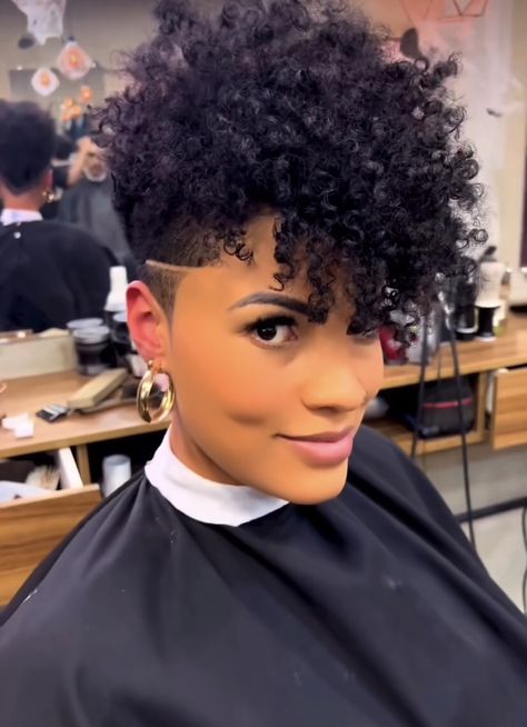 Faded Curly Haircut Women, Natural Tapered Cuts For Black Women, Medium Natural Curly Hairstyles, Shaved Curly Hair, Undercut Natural Hair, Tapered Natural Hair Cut, Natural Hair Haircuts, Short Hair Designs, Shaved Hair Cuts