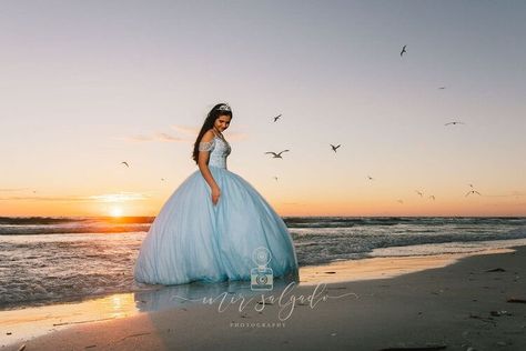 Quince Poses Photo Shoots, Quince Poses, Photoshoot Ideas Beach, Beach Photoshoot Ideas, Quince Pictures, Quinceanera Pictures, Xv Dresses, Quinceanera Photoshoot, Quinceanera Planning