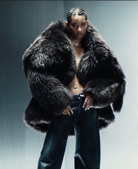 Fur Coat Photoshoot, Big Fur Coat, Future Photoshoot, Black Fur Coat, Women Rule, Street Style Aesthetic, Willow Smith, Fashion Model Photography, Birthday Shoot