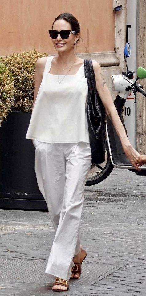 Angelina Jolie Street Style Angelina Jolie Street Style, Angelina Jolie 90s, 90s Street Style, Angelina Jolie Style, Classic Style Outfits, Model Outfit, Outfit 90s, Shopping Spree, Angelina Jolie