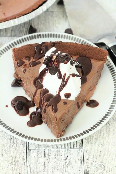 Three Ingredient Chocolate Pie No Bake Chocolate Pie, Copycat Drink Recipes, Velveeta Recipes, Ritz Cracker Recipes, Shortbread Cookie Crust, Cool Whip Desserts, Crumb Crust, Pecan Crust, Homemade Chocolate Pudding