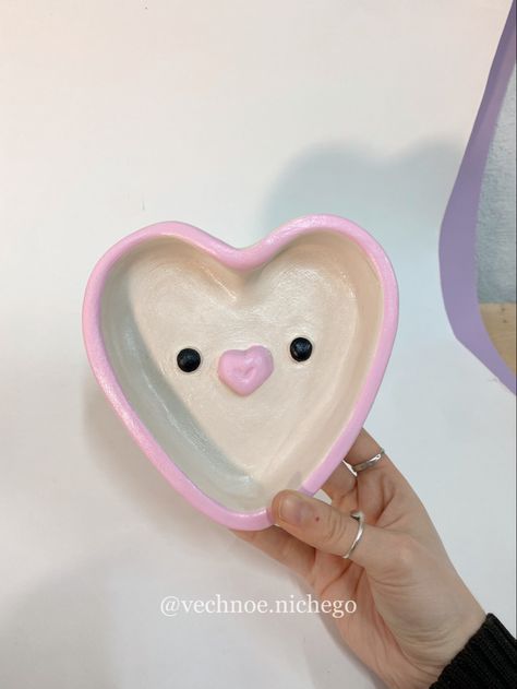 cute ceramic heart dish Clay Heart Dish, Clay Idea, Ceramics Pottery Bowls, Art Eras, Diy Pottery Painting, Clay Designs, Heart Dish, Painted Hearts, Ceramic Heart