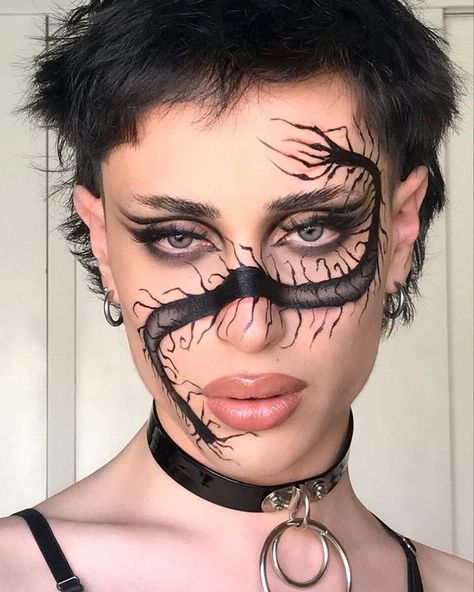 Bug Makeup Looks, Centipede Makeup, Insect Makeup, Creepy Makeup Looks, Halloween Backgrounds Wallpapers, Halloween Nails 2022, Nail Designs Halloween, Wallpapers Halloween, Pfp Halloween