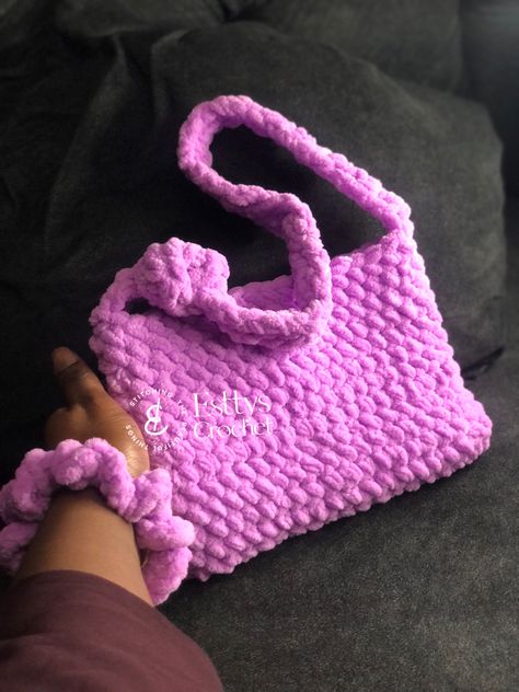 This is a crochet church mini bag and a scrunchy 
It can be used for all events Crochet Chunky Bag, Velvet Yarn, Fancy Bags, Chunky Crochet, Yarn, Velvet, Instagram Photos, Photo And Video, Instagram Photo