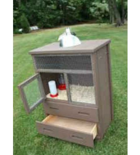 DIY Old Dresser Chick Brooder #chickens...interesting...I have had chickens before...this is kinda a neat idea Reban Ayam, Brooder Box, Chicken Brooder, Bunny Hutch, Chicken Pen, Building A Chicken Coop, Mini Farm, Rabbit Hutches, Chicken Diy