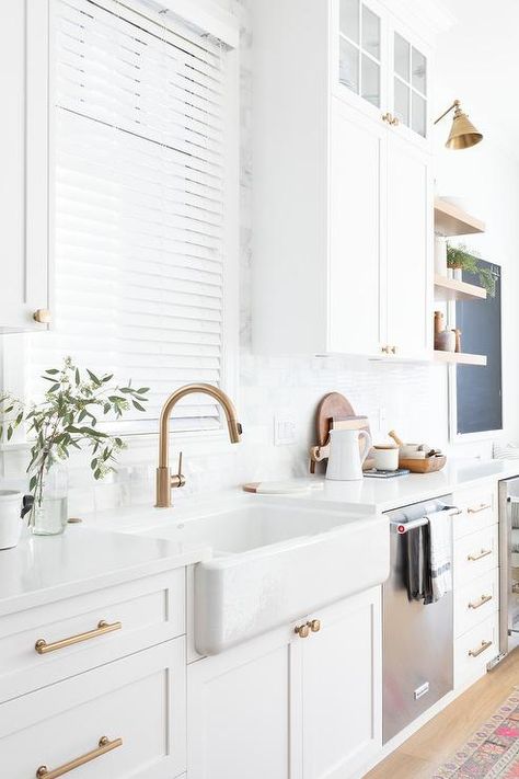 White Kitchen With Brass Hardware, Kitchen With Brass Hardware, Brass Kitchen Hardware, Light Wood Floors, Brass Kitchen, Gold Kitchen, Kitchen Hardware, Kitchen Marble, Style Deco