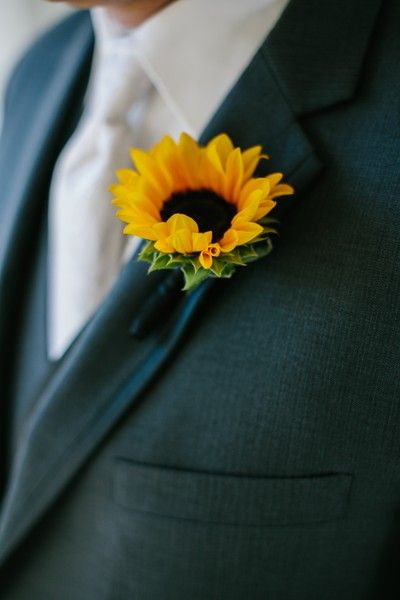 Sunflower Wedding Groomsmen, Sunflower Button Holes Wedding, Mens Sunflower Boutineer, Rustic Sunflower Boutonniere, Sunflower Buttonhole, Bootinterieur Wedding Sunflower, Sunflower Boutonniere, Sunflower Wedding Decorations, Wedding Flowers Sunflowers