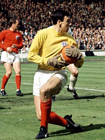 England goalkeeper Gordon Banks in action in the 1966 World Cup Final. Gordon Banks, England Football Players, England National Football Team, 1966 World Cup, Bobby Charlton, Sporting Legends, English Football League, Fifa Football, England Football Team