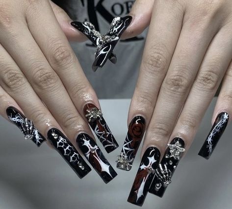 Emo Grunge Acrylic Nails, Emo Chrome Nails, Black Emo Nails Ideas, Goth Long Nails, Black Nails Ideas Y2k, Red Nails Aesthetic Design, Grunge Acrylics, Nails Gothic Ideas, Metalhead Nails