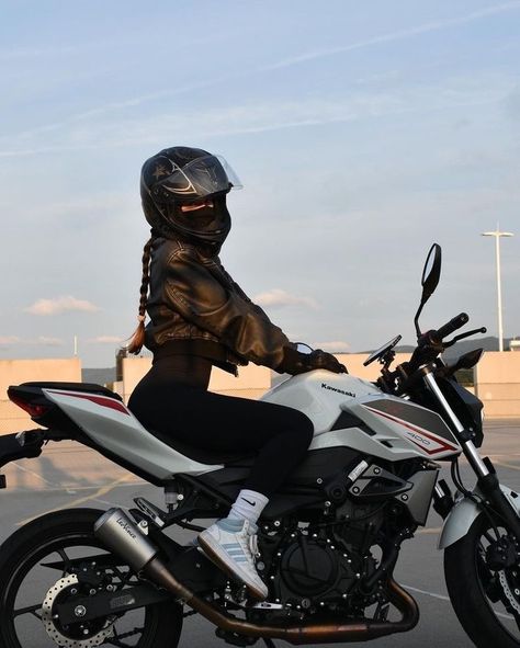 Women On A Motorcycle, Motercycle Girl, Biker Girl Outfits Aesthetic, Biker Woman Aesthetic, Girl Biker Aesthetic, Girl Motorcycle Outfit, Motorcycle Girl Aesthetic, Bike Rider Girl, Female Biker Outfit