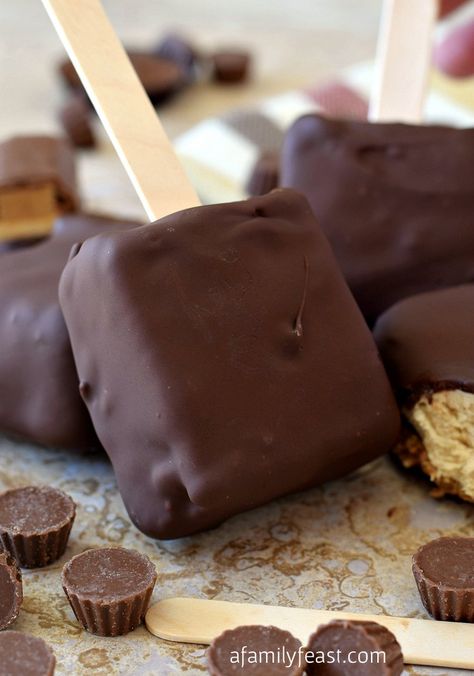 These Chocolate Peanut Butter Pie Pops are filled with cold and creamy peanut butter on the inside and a crispy chocolate coating on the outside. Caramel Popcorn Recipes, Easy Homemade Caramel, Homemade Caramel Popcorn, Bike Food, Chocolate Pops, Chocolate Peanut Butter Pie, Pie Pops, Frozen Chocolate, Peanut Butter Desserts