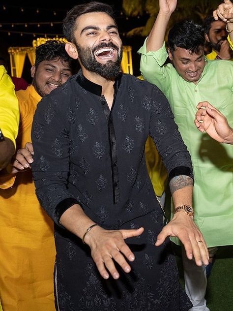 Virat Kohli Kurta Design, Virat Kohli Traditional Wear, Virat Kohli In Kurta, Virat Kohli Black Kurta, Virat Kohli Kurta, Team Groom Ideas, Eid Kurta, Kurta Designs Men's, Ramzan Eid