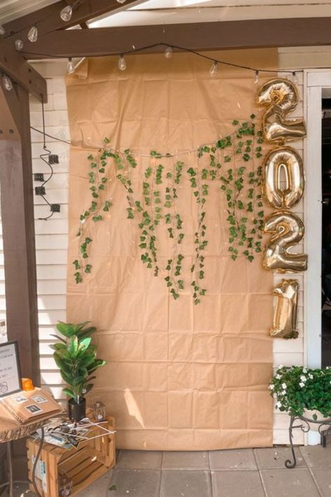 Spring Graduation Party Decorations, Grad Party Photo Backdrop Outside, Grad Party Catering Ideas, Grad Party Activity Ideas, Grad Photo Booth Ideas, Graduation Party Ideas Photo Booth, College Graduation Dinner Party Ideas, Open House Photo Booth Ideas, College Graduation Party Ideas 2023