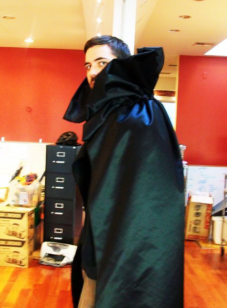 Picture of Easy No-Sew Vampire Cape Diy Vampire Costume, Vampire Costume Ideas, Diy Vampire, Vampire Costume Diy, Hippie Fashion 70s, No Sew Cape, Fusible Tape, Pirate Costume Diy, Vampire Cape