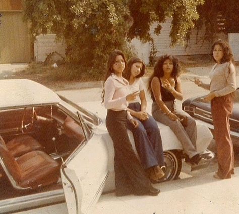 1970's Cholas - that's the look I remember so well ;) Mundo Hippie, 40s Mode, 1990 Style, Chicana Style, 70s Vibes, 70s Aesthetic, 70s Inspired Fashion, Mode Hippie, Haikou