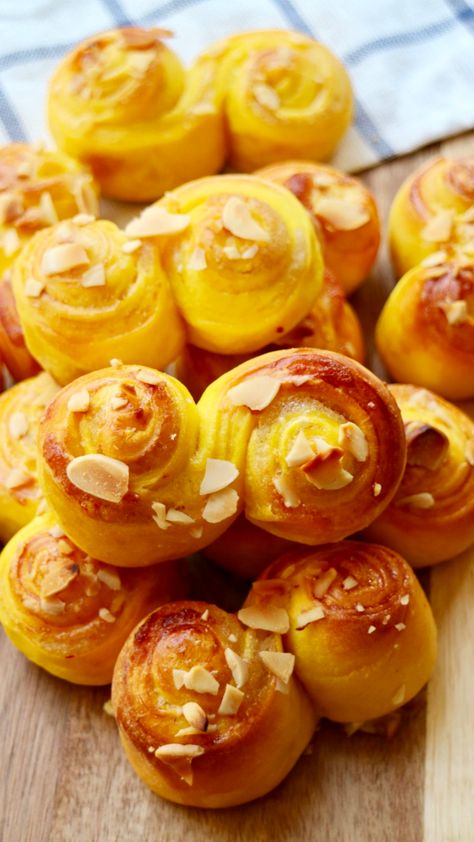 Swedish Saffron Buns, Saffron Buns Swedish, Saffron Buns Recipe, Hygge Dinner, Saffron Bread, Saffron Buns, Morning Bun, Ground Recipes, Dessert Breads