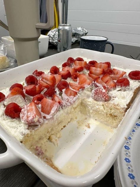 Tres Leches Ideas, Tres Leches Cake Strawberry, Cakes Tres Leches, Tres Leches Wedding Cake, Tres Leches Birthday Cake, Strawberry Tres Leches Cake, Strawberry Tres Leches, Cake Frosting Designs, Pastel Tres Leches