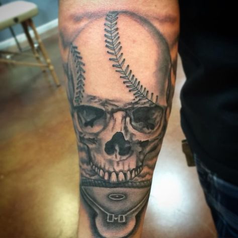 Spring Baseball Game Outfit, Baseball Tattoo, Baseball Tattoos, Phönix Tattoo, Baseball Videos, Baseball Ideas, Baseball Wreaths, Baseball Photography, Cool Tattoo Drawings