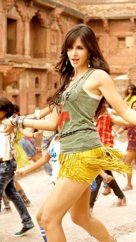 Katrina Kaif Outfits, Katrina Kaif Photo, Outfits 2000s, 70s Inspired Fashion, Bollywood Outfits, Bollywood Couples, Katrina Kaif, Simple Trendy Outfits, Bollywood Actors