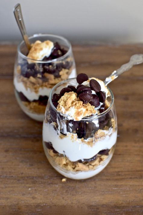 Ww Yogurt Parfait, Parfait Ideas, Yoghurt Parfait, Yogurt Parfait Recipe, Fruit And Yogurt Parfait, Yogurt Parfaits, Granola Parfait, Parfait Desserts, Yogurt Breakfast