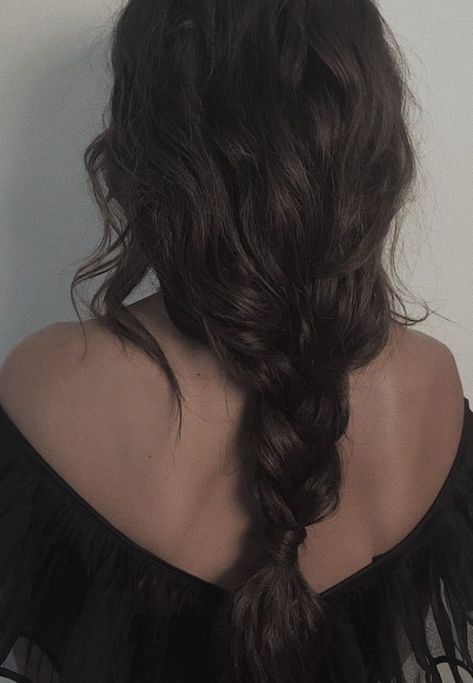 Brown Hair Female, Body Aesthetics, The Folk Of The Air, Brown Wavy Hair, Jude Duarte, Folk Of The Air, Fantasy Realm, Black Wavy Hair, Black Hair Aesthetic