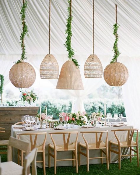 25 Unique Wedding Lights to Brighten Your Day Floral Chandelier Wedding, Chandelier Wedding, Wedding Design Inspiration, Wedding Table Designs, Wedding Reception Design, Romantic Table, Wedding Chandelier, Floral Chandelier, Reception Design