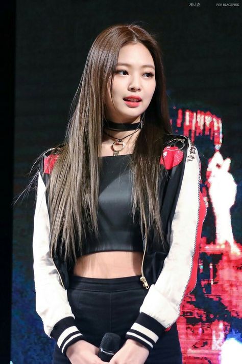 Jennie Kim - Black Pink (Jennie) Jennie Red, Pink Jennie, Chanel Rose, Jennie Kim Blackpink, Wallpaper Collection, Blackpink Photos, Black Pink Kpop, Blackpink Fashion, Lalisa Manoban