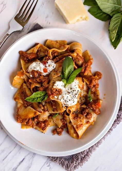 This meaty Slow Cooker Bolognese Sauce starts with a soffritto, pancetta, wine and an authentic spice blend that simmers all day and does the work for you. #bolognesesauce #pastadinners Creamy Bolognese, Slow Cooked Beef Cheeks, Plated Meals, Slow Cooker Bolognese Sauce, Tagliatelle Bolognese, Slow Cooker Bolognese, Squash Noodles, Slow Cooked Meat, Slow Cooked Lamb