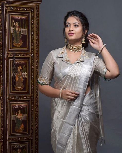 Silver and Grey Sarees- For The Bold And The Beautiful! Silver Suit, Suit Neck, Blouse Designs High Neck, Blouse Designs Catalogue, Pattu Saree Blouse Designs, Saree Blouse Neck Designs, Jacket Blouse, Linen Sarees, Sari Blouse Designs