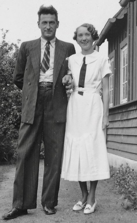 1939 1930s Couple, 1938 Fashion, 1930s Fashion Women, Vintage Fashion 1930s, 1930's Style, 1930's Fashion, Fashion Decades, Vintage Photo Booths, 30s Fashion