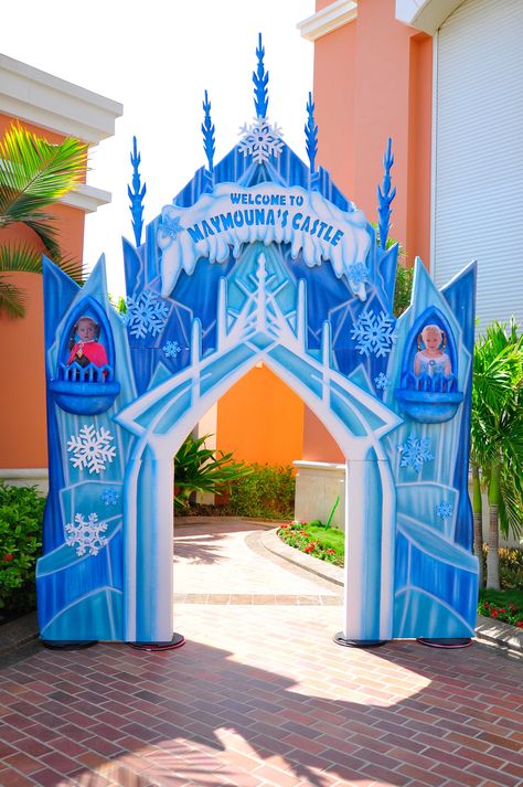 Frozen Entrance Decoration, Frozen Castle Cardboard, Frozen Theme Party Decorations, Frozen Decor, Frozen Birthday Party Decorations, Frozen Decorations, Frozen Castle, Frozen Bday Party, Frozen Party Decorations