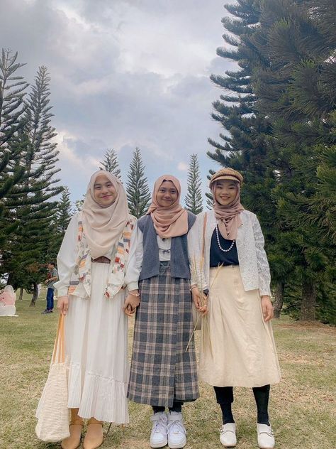 Retro Ootd Hijab, Vintage Aesthetic Retro Outfit Hijab, Picnic Outfit Hijab Ideas, Style Retro Hijab, Retro Outfits Hijab, Ootd Retro 90s Hijab, Dress Vintage Hijab, Retro Fashion Hijab, Ootd Vintage Hijab