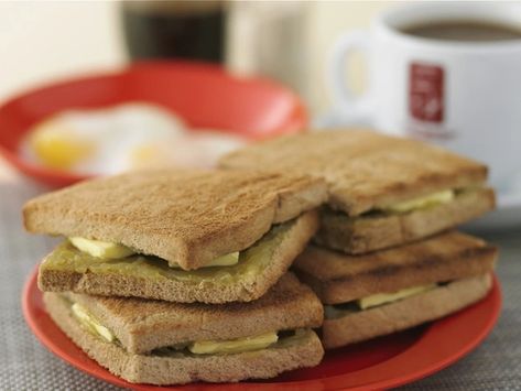 20 Singaporean Breakfast Foods You Can Savor At Home - Autostraddle Kaya Toast, Roti Panggang, Pembuat Roti, Malay Food, Brunch Places, Tea Snacks, Coconut Custard, Nasi Lemak, Singapore Food