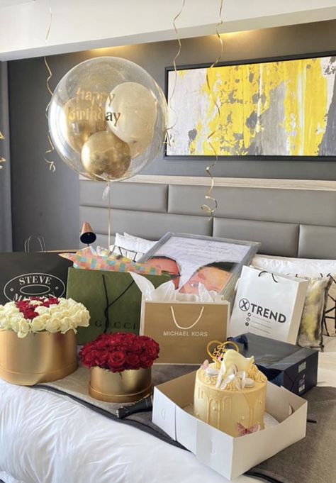 Birthday Present Luxury, Luxury Birthday Decorations, Luxury Birthday Surprise, Hotel Birthday Ideas For Girlfriend, Receiving Gifts Aesthetic, Luxury Birthday Gifts Aesthetic, Room Filled With Balloons Birthday, Ballon Filled Room Birthday Surprises, Luxury Birthday Gifts