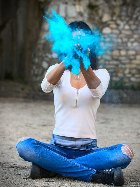 Blue holi powder by darvoiteau Holi Pose Ideas, Holi Photoshoot Ideas, Holi Shoot, Holi Photoshoot, Freeze Mode, Holi Pics, Powder Photography, Black And White Camera, Chalk Photography