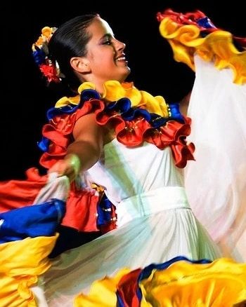 Venezuelan Culture, Venezuelan Clothing, Venezuela Beaches, Venezuela Travel, Colombian Culture, Female Dancers, World Dance, Dance Festival, Celebrity Design