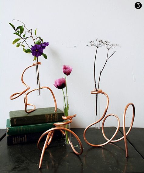 credit: Kate Pruitt [http://www.designsponge.com/2012/04/diy-project-sculptural-copper-coil-vases.html] Sculptural Vases, Vase Project, Vases Design, Diy Copper, Test Tube Vase, Recycle Bin, Copper Vase, Fleurs Diy, Copper Diy