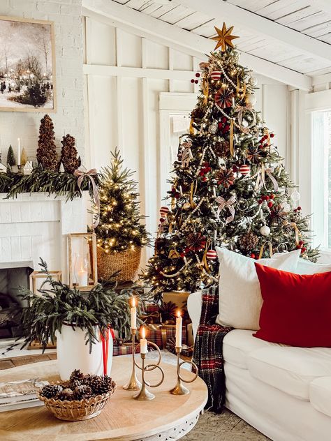 English Cottage Christmas Living Room, Josh Young Christmas, Celebrity Christmas Decor, Small Living Room Christmas Tree Layout, California Casual Christmas Decor, Vintage Christmas Dining Room, Vintage Cozy Aesthetic, Christmas Tour Of Homes, Old Fashioned Christmas Aesthetic