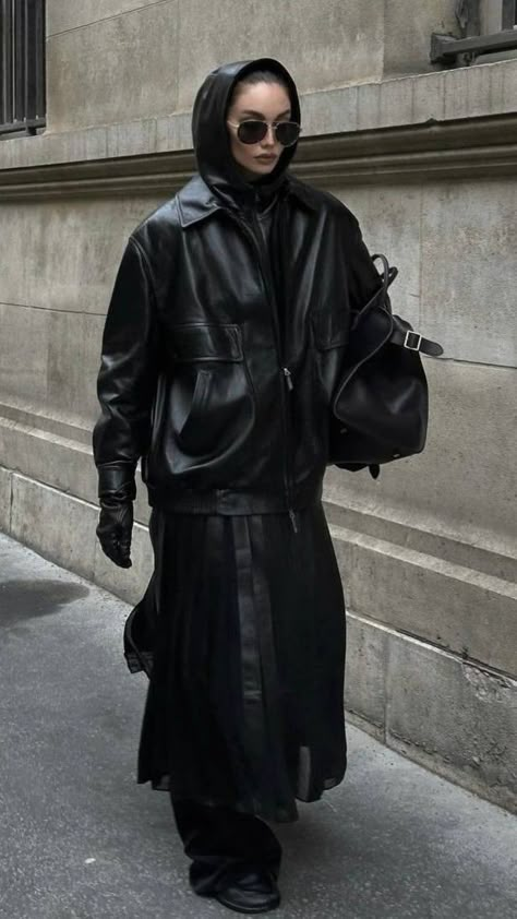 Luxury All Black Outfit, All Black Women Outfit, Black Outfits For Women Streetwear, Dark Street Wear Aesthetic, Dark Minimalism Outfits, Classic Fashion Aesthetic, Black Layering Outfit, Winter Grunge Outfits Cold Weather Edgy, Goth Outfit Ideas Casual