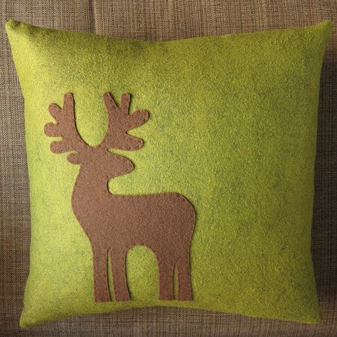 Reindeer Cushion made of felt Pillows Green, Reindeer Pillow, Deer Pillow, Felt Pillow, Applique Pillows, Pillow Tutorial, Christmas Pillows, Christmas Cushions, Sewing Pillows