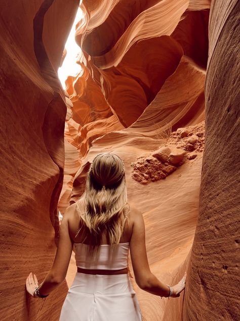 Antelope Canyon Poses, Sedona Arizona Photoshoot, Grand Canyon Photo Ideas, Utah Instagram Pictures, Arizona Photoshoot Ideas, Grand Canyon Pics, Arizona Instagram Pictures, Arizona Picture Ideas, Antelope Canyon Photoshoot