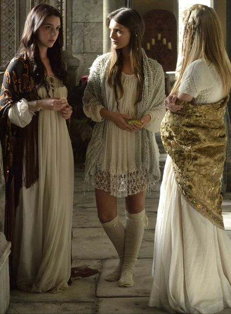 Mary, Aylee and Kenna Medieval Nightgown, Kenna Reign, Reign Aesthetic, Best Tv Shows To Watch, Reign Outfits, Adeline Kane, Lady Kenna, Regency Core, Tv Shows To Watch